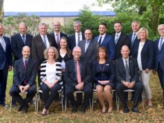 Urlaubsbedingt konnten nicht alle Volksbank-Jubilare bei der kleinen Feierstunde dabei sein. Sitzend von links: Sven-Thorsten Liebsch, Svenja Bergner, Detlef Wilms, Helga Konnerth und Ralf Seidel. Stehend von links: Andreas Otto, Stefan Koch, Detlef Kapp, Andreas Bona, Melani Ferreira Sa Abitz, Dirk Arndt, Ralf Wichmann, Deniz Deveci, Sven Hopp, Personalchef Thomas Willczek, Betriebsratsvorsitzende Hildegard Friedrichsen und Lutz Uwe Magney. (Foto: © Volksbank/Bettina Osswald)