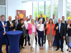 Stießen auf die Volksbank-Jubilare 2023 an (v.li.): Elmar Lindemann, Personalchef Thomas Willczek, Vorstandsvorsitzender Andreas Otto, Susanne Knoche, Christian Moog, Steffen Stocki, Nina Kentenich, Stefan Hübner, Julia Jenschke, Stefan Röhrig, Sören Bennert, Helga Fisseler, Niklas Fellenberg, Markus Kottsieper, Vorstand Christian Fried und Betriebsratsvorsitzende Hildegard Friedrichsen. (Foto: © Volksbank/Bettina Osswald)