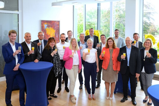 Stießen auf die Volksbank-Jubilare 2023 an (v.li.): Elmar Lindemann, Personalchef Thomas Willczek, Vorstandsvorsitzender Andreas Otto, Susanne Knoche, Christian Moog, Steffen Stocki, Nina Kentenich, Stefan Hübner, Julia Jenschke, Stefan Röhrig, Sören Bennert, Helga Fisseler, Niklas Fellenberg, Markus Kottsieper, Vorstand Christian Fried und Betriebsratsvorsitzende Hildegard Friedrichsen. (Foto: © Volksbank/Bettina Osswald)
