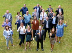 Die Volksbank-Jubilare 2022 (v. li.): erste Reihe Sandra Gerke, Christina Rengers, Silke Pflüger, Lutz Weigand, Nina Bohl, zweite Reihe Katja Müller, Vorstand Christian T. Fried, Andrea Koetsch-Haas, Rüdiger Möller, Verena Bartel, dritte Reihe Vorstand Andreas Otto, Ute Lesche, Günter Schmidt, Ulrich Berning, Betriebsratsvorsitzende Hildegard Friedrichsen, Katrin Urban, Laura Rieb, vierte Reihe: Christian Looft, Gorden Schulz, Tanja Corvo, Adam Reichel, Personalchef Thomas Willczek. (Foto: © Volksbank/Bettina Osswald)
