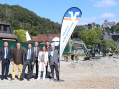 Die Verantwortlichen der Volksbank im Bergischen Land und der Stadt Solingen trafen sich jetzt an der Hasencleverstraße in Unterburg und gaben den Startschuss für den Neubau der Kita Burg. (Foto: © Bastian Glumm)