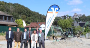 Die Verantwortlichen der Volksbank im Bergischen Land und der Stadt Solingen trafen sich jetzt an der Hasencleverstraße in Unterburg und gaben den Startschuss für den Neubau der Kita Burg. (Foto: © Bastian Glumm)