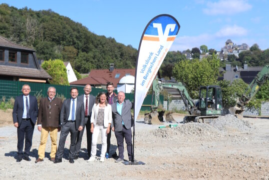 Die Verantwortlichen der Volksbank im Bergischen Land und der Stadt Solingen trafen sich jetzt an der Hasencleverstraße in Unterburg und gaben den Startschuss für den Neubau der Kita Burg. (Foto: © Bastian Glumm)