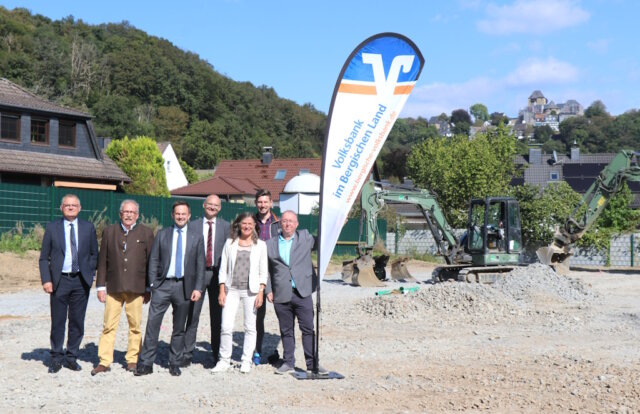 Die Verantwortlichen der Volksbank im Bergischen Land und der Stadt Solingen trafen sich jetzt an der Hasencleverstraße in Unterburg und gaben den Startschuss für den Neubau der Kita Burg. (Foto: © Bastian Glumm)