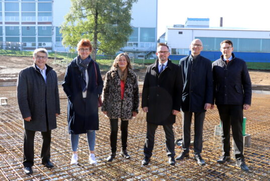 Freuen sich über den Baustart für die neue Kita "Glückspilze": v.li. Pastor Christian Voller-Morgenstern, Christiane Weise (beide Diakonissen Stiftung Bethanien), Dezernentin Dagmar Becker, Volksbank-Vorstand Christian T. Fried, Volksbank-Architekt Andreas Bona und Volksbank Filialleiter Benjamin Schulz. (Foto: © Bastian Glumm)