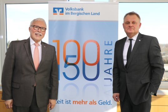 Informierten am Dienstag über das Geschäftsjahr 2018 der Volksbank im Bergischen Land: Die Vorstände Lutz Uwe Magney (li.) und Andreas Otto. (Foto: © Bastian Glumm)