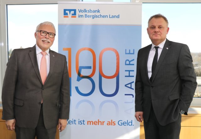 Informierten am Dienstag über das Geschäftsjahr 2018 der Volksbank im Bergischen Land: Die Vorstände Lutz Uwe Magney (li.) und Andreas Otto. (Foto: © Bastian Glumm)