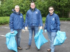 Das Team der Ohligser Volksbank-Filiale sorgte am Samstag für Ordnung auf dem Wanderparkplatz an der Ohligser Heide: v.li Andreas Hanisch, Filialleiter Stefan Röhrig und Sven Vollmer. (Foto: © Bastian Glumm)