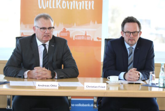 Die Vorstände Andreas Otto (li.) und Christian Fried zogen jetzt Bilanz für Jahr 2022. Alles in allem war das vergangene Jahr für die Volksbank im Bergischen Land ein erfolgreiches . (Foto: © Bastian Glumm)