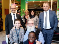 Der Felix Kids-Club freute sich am Donnerstag über den Besuch der Volksbank im Bergischen Land: Gunter Opitz (mi.) mit Volksbank-Vorstand Anderas Otto (re.) und Eric Brühne (li.), Marktbereichsleiter für Solingen. (Foto: © Bastian Glumm)