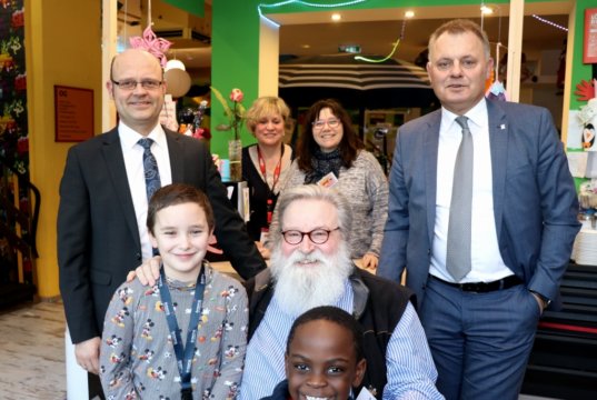 Der Felix Kids-Club freute sich am Donnerstag über den Besuch der Volksbank im Bergischen Land: Gunter Opitz (mi.) mit Volksbank-Vorstand Anderas Otto (re.) und Eric Brühne (li.), Marktbereichsleiter für Solingen. (Foto: © Bastian Glumm)