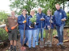 Die Mitarbeiterinnen und Mitarbeiter der Walder Filiale der Volksbank im Bergischen Land pflanzten jetzt in der Fauna einen Rosengarten und eine Hecke: v.li. Dirk Kloy, Landschaftsgärtner der Fauna, Alexandra Pütz, Filialleiterin Gudrun Berger, Marktbereichsleiter Eric Brühne, Selina Tollkamp und Steffen Stocki. (Foto: © Bastian Glumm)