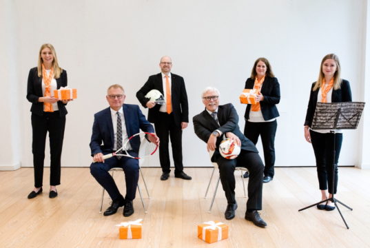Coronabedingt war die persönliche Übergabe der „Starthilfe“ an die Vereine nicht möglich. Der Volksbank-Vorstand und das Team Unternehmenskommunikation zeigen symbolisch, welche Vereine unter anderem bedacht wurden. Von links: Jana Krane, Andreas Otto, Markus Kottsieper, Lutz Uwe Magney, Kristina Hellwig und Katharina Palmer. (Foto: © Volksbank/Anne Stahl)