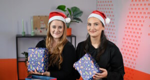 Ja ist denn schon Weihnachten? Die Volksbank-Mitarbeiterinnen Linda Bingel und Ulvije Osmani machen auf die Vereinsaktion der Genossenschaftsbank aufmerksam. (Foto: © Volksbank im Bergischen Land)