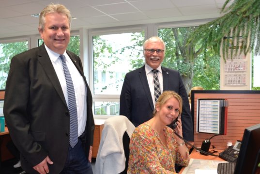 Selma Schischke gehört zu den Mitarbeiterinnen im VolksbankBeratungsTeam. Detlef Kappel (l.) leitet das Team. Vorstand Lutz Uwe Magney ist stolz auf die zehnjährige Erfolgsgeschichte. (Foto: © Volksbank)