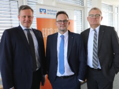 Waren mit dem Geschäftsjahr 2024 zufrieden: v.li. Henning Wichart, Christian Fried und Andreas Otto vom Vorstand der Volksbank im Bergischen Land. (Foto: © Bastian Glumm)