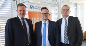 Waren mit dem Geschäftsjahr 2024 zufrieden: v.li. Henning Wichart, Christian Fried und Andreas Otto vom Vorstand der Volksbank im Bergischen Land. (Foto: © Bastian Glumm)