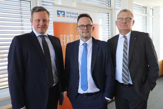Waren mit dem Geschäftsjahr 2024 zufrieden: v.li. Henning Wichart, Christian Fried und Andreas Otto vom Vorstand der Volksbank im Bergischen Land. (Foto: © Bastian Glumm)