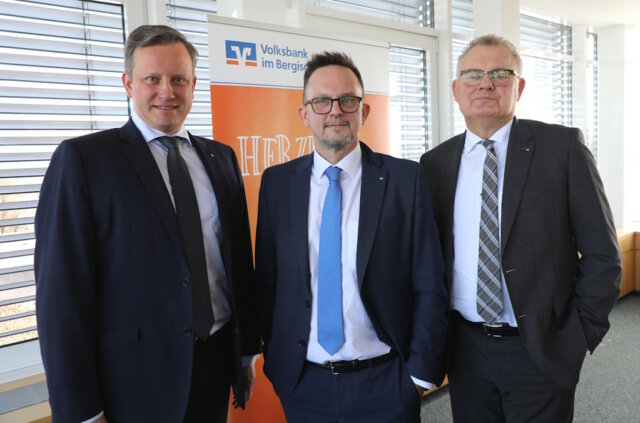 Waren mit dem Geschäftsjahr 2024 zufrieden: v.li. Henning Wichart, Christian Fried und Andreas Otto vom Vorstand der Volksbank im Bergischen Land. (Foto: © Bastian Glumm)