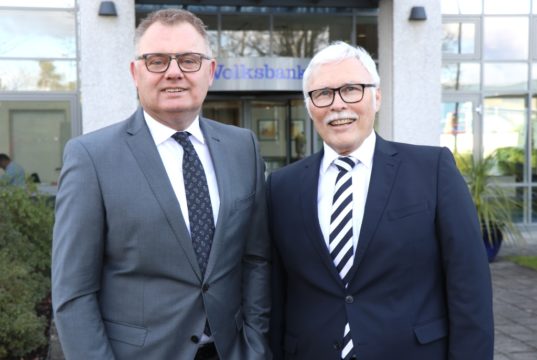 Die Volksbank-Vorstände Andreas Otto (li.) und Lutz Uwe Magney. (Foto: © Bastian Glumm)
