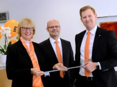 Leitungswechsel bei der Volksbank im Bergischen Land in Solingen-Wald: Die langjährige Filialleiterin Gudrun Berger und Marktbereichsleiter Eric Brühne (mi.) geben den Filialschlüssel symbolisch an Steffen Stocki (re.) weiter. (Foto: © Volksbank/Bettina Osswald)