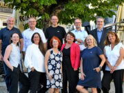 Die Volksbank-Jubilare und ihre Gratulanten: vordere Reihe von links Hanna Koch, Christina Enter, Gudrun Löwer, Silvia Borlinghaus, Ludmilla Boos und Silke Funke; hintere Reihe von links Personalchef Thomas Willczek, Vorstandsvorsitzender Andreas Otto, Mike Fahlenbock, Vorstandsmitglied Christian Fried und Daniel Fischer. Beim Fototermin konnten nicht alle Jubilare dabei sein. (Foto: © Volksbank/Bettina Osswald)