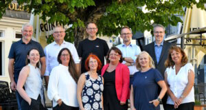 Verbundenheit und Loyalität: Volksbank ehrt ihre Jubilare Die Volksbank-Jubilare und ihre Gratulanten: vordere Reihe von links Hanna Koch, Christina Enter, Gudrun Löwer, Silvia Borlinghaus, Ludmilla Boos und Silke Funke; hintere Reihe von links Personalchef Thomas Willczek, Vorstandsvorsitzender Andreas Otto, Mike Fahlenbock, Vorstandsmitglied Christian Fried und Daniel Fischer. Beim Fototermin konnten nicht alle Jubilare dabei sein. (Foto: © Volksbank/Bettina Osswald)