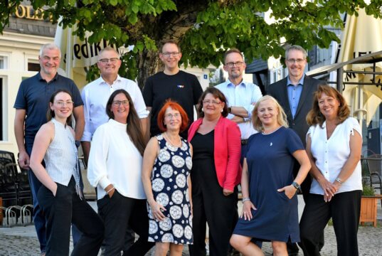 Die Volksbank-Jubilare und ihre Gratulanten: vordere Reihe von links Hanna Koch, Christina Enter, Gudrun Löwer, Silvia Borlinghaus, Ludmilla Boos und Silke Funke; hintere Reihe von links Personalchef Thomas Willczek, Vorstandsvorsitzender Andreas Otto, Mike Fahlenbock, Vorstandsmitglied Christian Fried und Daniel Fischer. Beim Fototermin konnten nicht alle Jubilare dabei sein. (Foto: © Volksbank/Bettina Osswald)
