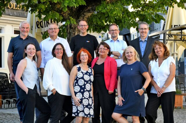 volksbank-jubilare Die Volksbank-Jubilare und ihre Gratulanten: vordere Reihe von links Hanna Koch, Christina Enter, Gudrun Löwer, Silvia Borlinghaus, Ludmilla Boos und Silke Funke; hintere Reihe von links Personalchef Thomas Willczek, Vorstandsvorsitzender Andreas Otto, Mike Fahlenbock, Vorstandsmitglied Christian Fried und Daniel Fischer. Beim Fototermin konnten nicht alle Jubilare dabei sein. (Foto: © Volksbank/Bettina Osswald)