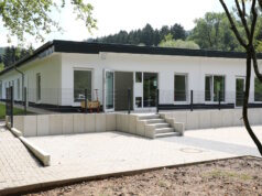 Der Neubau der Kita an der Hasencleverstraße in Solingen-Unterburg: barrierefrei, modern ausgestattet und mit verbessertem Hochwasserschutz – rechtzeitig zum Start im August fertiggestellt. (Foto: © Bastian Glumm)