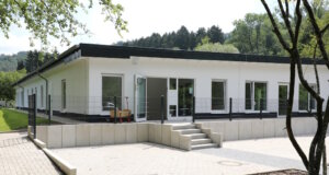 Der Neubau der Kita an der Hasencleverstraße in Solingen-Unterburg: barrierefrei, modern ausgestattet und mit verbessertem Hochwasserschutz – rechtzeitig zum Start im August fertiggestellt. (Foto: © Bastian Glumm)