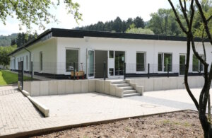 Der Neubau der Kita an der Hasencleverstraße in Solingen-Unterburg: barrierefrei, modern ausgestattet und mit verbessertem Hochwasserschutz. (Foto: © Bastian Glumm)