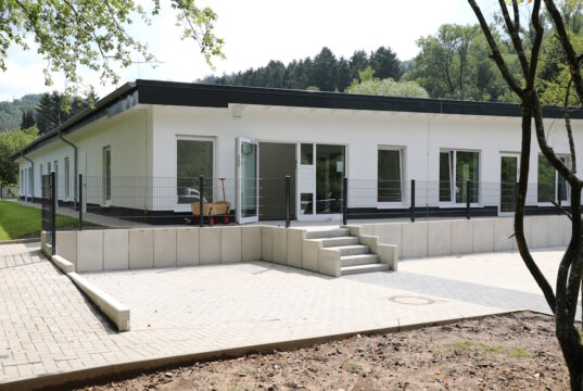 Der Neubau der Kita an der Hasencleverstraße in Solingen-Unterburg: barrierefrei, modern ausgestattet und mit verbessertem Hochwasserschutz – rechtzeitig zum Start im August fertiggestellt. (Foto: © Bastian Glumm)