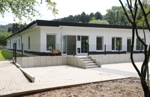 volksbank-kita-burg-neubau (1) Der Neubau der Kita an der Hasencleverstraße in Solingen-Unterburg: barrierefrei, modern ausgestattet und mit verbessertem Hochwasserschutz – rechtzeitig zum Start im August fertiggestellt. (Foto: © Bastian Glumm)