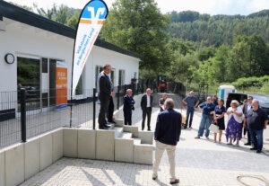 Medientermin am Freitag vor der neuen Kita in Unterburg: Vertreter der Volksbank im Bergischen Land, der Stadt Solingen und des künftigen Kita-Teams stellen den fertiggestellten Neubau vor. (Foto: © Bastian Glumm)