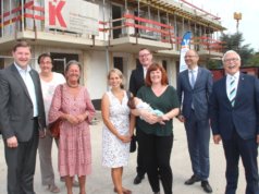 Ortstermin am Donnerstagvormittag an der Kita-Baustelle Hansastraße in Ohligs: v.li. Oberbürgermeister Tim Kurzbach, Martina Koll (Leiterin Pinocchio I), Regina Fuesers (Mitbegründerin der IG), Claudia Hagemann (Geschäftsführerin), Stefan Röhrig (Geschäftsstellenleiter Volksbank Ohligs), Stefanie Münch (Vorstandsvorsitzende mit Pauline), Volksbank-Architekt Andreas Bona und Volksbank-Vorstand Lutz Uwe Magney. (Foto: © Bastian Glumm)