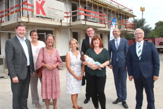 Ortstermin am Donnerstagvormittag an der Kita-Baustelle Hansastraße in Ohligs: v.li. Oberbürgermeister Tim Kurzbach, Martina Koll (Leiterin Pinocchio I), Regina Fuesers (Mitbegründerin der IG), Claudia Hagemann (Geschäftsführerin), Stefan Röhrig (Geschäftsstellenleiter Volksbank Ohligs), Stefanie Münch (Vorstandsvorsitzende mit Pauline), Volksbank-Architekt Andreas Bona und Volksbank-Vorstand Lutz Uwe Magney. (Foto: © Bastian Glumm)