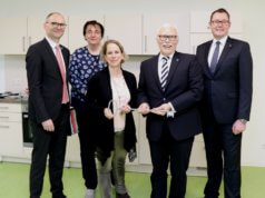 Schlüsselübergabe am Freitag in der neuen Kita "Pinocchio III" an der Hansastraße: v.li. Volksbank-Architekt Andreas Bona, Kita-Leiterin Martina Koll, Claudia Hagemann vom Vorstand der Elterninitiative, Volksbank-Vorstand Lutz Uwe Magney und der Ohligser Volksbank-Filialleiter Stefan Röhrig. (Foto: © Bastian Glumm)