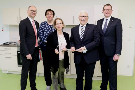 Schlüsselübergabe am Freitag in der neuen Kita "Pinocchio III" an der Hansastraße: v.li. Volksbank-Architekt Andreas Bona, Kita-Leiterin Martina Koll, Claudia Hagemann vom Vorstand der Elterninitiative, Volksbank-Vorstand Lutz Uwe Magney und der Ohligser Volksbank-Filialleiter Stefan Röhrig. (Foto: © Bastian Glumm)