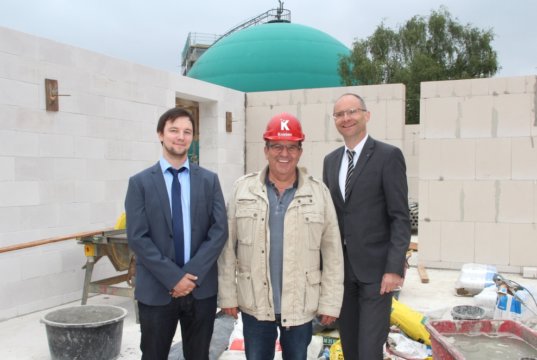 Wollen dafür sorgen, dass die neue Kita in Ohligs im kommenden Jahr pünktlich eröffnen kann. v.li. Kamiel Siwonia, Volksbank, Bauleiter Hartmut Schmidt, Firma Knebes und Volksbank-Architekt Andreas Bona. (Foto: © Bastian Glumm)