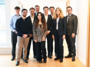 Fröhliche Gesichter zum erfolgreichen Ausbildungsende (v. l.): Luca Klewer, Michele Dollero, Alexander Oswald, Vorstand Henning Wichart, Betül Aybir, Leon Musial, Nicolai Krumsiek, Ausbildungsverantwortliche Daphne Alexander und Vorstand Andreas Christian Fried. (Foto: © Volksbank im Bergischen Land)