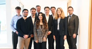 Sechs neue Bankkaufleute starten bei der Volksbank im Bergischen Land Fröhliche Gesichter zum erfolgreichen Ausbildungsende (v. l.): Luca Klewer, Michele Dollero, Alexander Oswald, Vorstand Henning Wichart, Betül Aybir, Leon Musial, Nicolai Krumsiek, Ausbildungsverantwortliche Daphne Alexander und Vorstand Andreas Christian Fried. (Foto: © Volksbank im Bergischen Land)