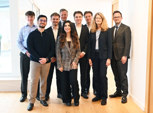 Fröhliche Gesichter zum erfolgreichen Ausbildungsende (v. l.): Luca Klewer, Michele Dollero, Alexander Oswald, Vorstand Henning Wichart, Betül Aybir, Leon Musial, Nicolai Krumsiek, Ausbildungsverantwortliche Daphne Alexander und Vorstand Andreas Christian Fried. (Foto: © Volksbank im Bergischen Land)