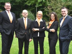 Neue Gesichter im Volksbank-Team in Solingen: Stefan Röhrig (l.), Jörg Guardiera und Viola Cionfoli (v.r.) sind die neuen Filialleiter in Ohligs, Mitte und Aufderhöhe. Eric Brühne (2.v.l.) ist als Marktbereichsleiter für das gesamte Stadtgebiet Solingen zuständig, Gudrun Berger als langjährige Filialleiterin in Wald komplettiert die Riege der Führungskräfte in Solingen. (Foto: © Volksbank/Jürgen Moll)