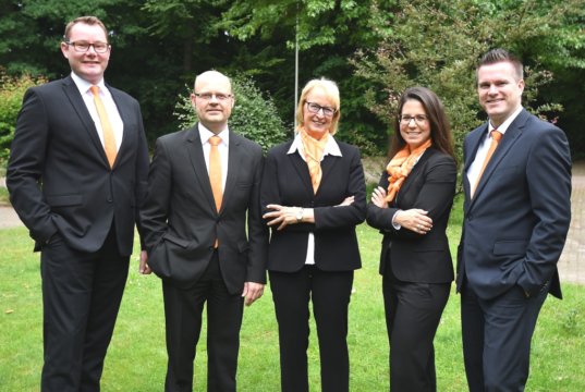 Neue Gesichter im Volksbank-Team in Solingen: Stefan Röhrig (l.), Jörg Guardiera und Viola Cionfoli (v.r.) sind die neuen Filialleiter in Ohligs, Mitte und Aufderhöhe. Eric Brühne (2.v.l.) ist als Marktbereichsleiter für das gesamte Stadtgebiet Solingen zuständig, Gudrun Berger als langjährige Filialleiterin in Wald komplettiert die Riege der Führungskräfte in Solingen. (Foto: © Volksbank/Jürgen Moll)