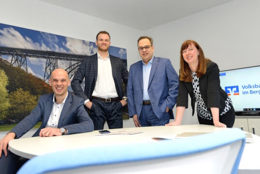 Private-Banking-Leiter Mathias Prestenbach freut sich mit seinen Solinger Kollegen Marcel Luley, Ralf Wichmann und Michaela Bender über die neuen Beratungsräume im Herzen der Klingenstadt. (Foto: © Volksbank/Bettina Osswald)