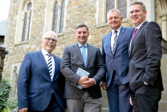 Der Vorstand der Volksbank im Bergischen Land freute sich über einen besonderen Gast und seinen klugen und kurzweiligen Vortrag bei der Kundenveranstaltung auf Schloss Burg. Von links: Lutz Uwe Magney, Markus Gürne, Andreas Otto und Hardy Burdach. (Foto: © Kristina Hellwig/Volksbank)