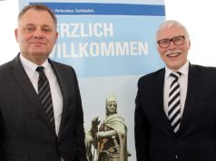 Präsentierten jetzt die Bilanz der Volksbank Solingen-Remscheid und freuen sich auf die Fusion mit dem Wuppertaler Pendant: Die Volksbank-Vorstände Andreas Otto (li.) und Lutz Uwe Magney. (Foto: © B. Glumm)