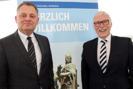 Präsentierten jetzt die Bilanz der Volksbank Solingen-Remscheid und freuen sich auf die Fusion mit dem Wuppertaler Pendant: Die Volksbank-Vorstände Andreas Otto (li.) und Lutz Uwe Magney. (Foto: © B. Glumm)