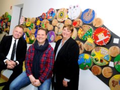 Beeindruckt vom Besuch im Bergischen Kinder- und Jugendhospiz Burgholz waren Volksbank-Vorstand Andreas Otto und seine Kollegin Britta Gawens (r.) aus der Marketingabteilung. Kerstin Wülfing, die Geschäftsführerin der Kinderhospiz-Stiftung Bergisches Land, führte sie durchs Haus. (Foto: © Volksbank / Bettina Osswald)